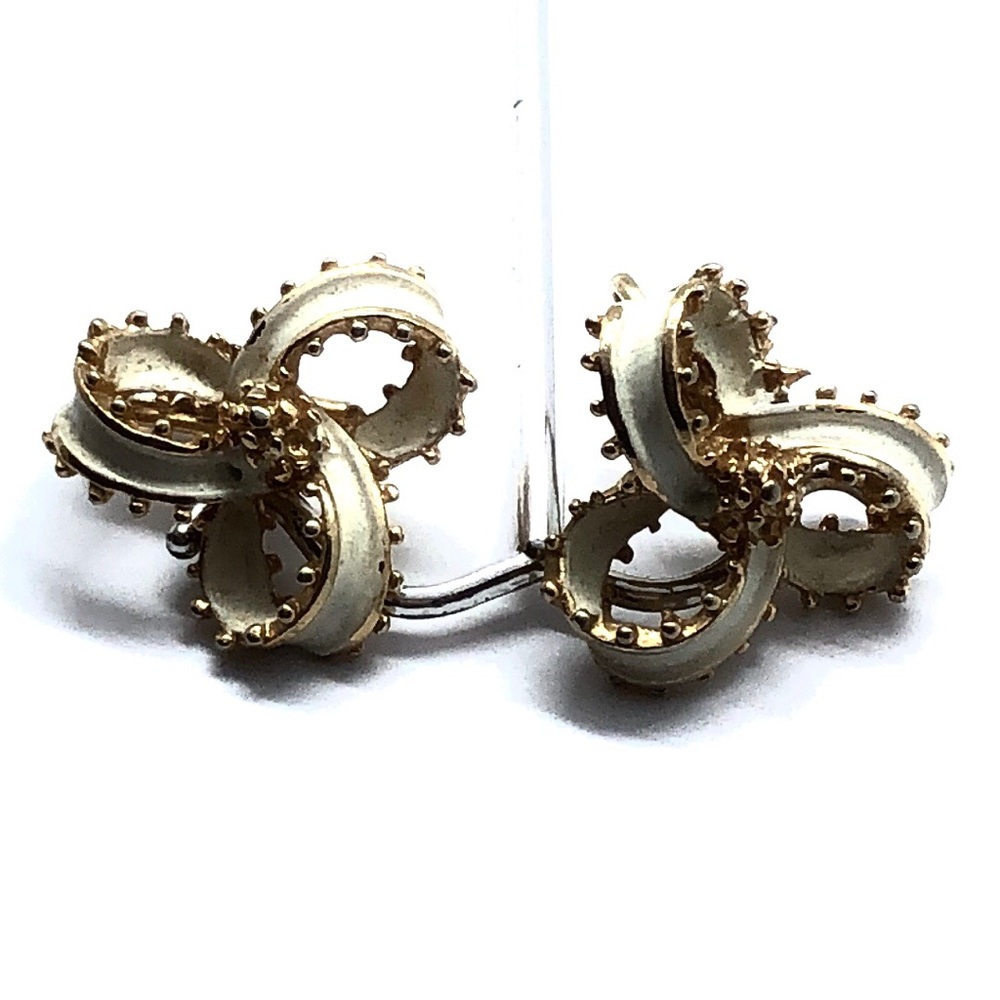 VTG Elegant Holly Berries Clipons signed ART